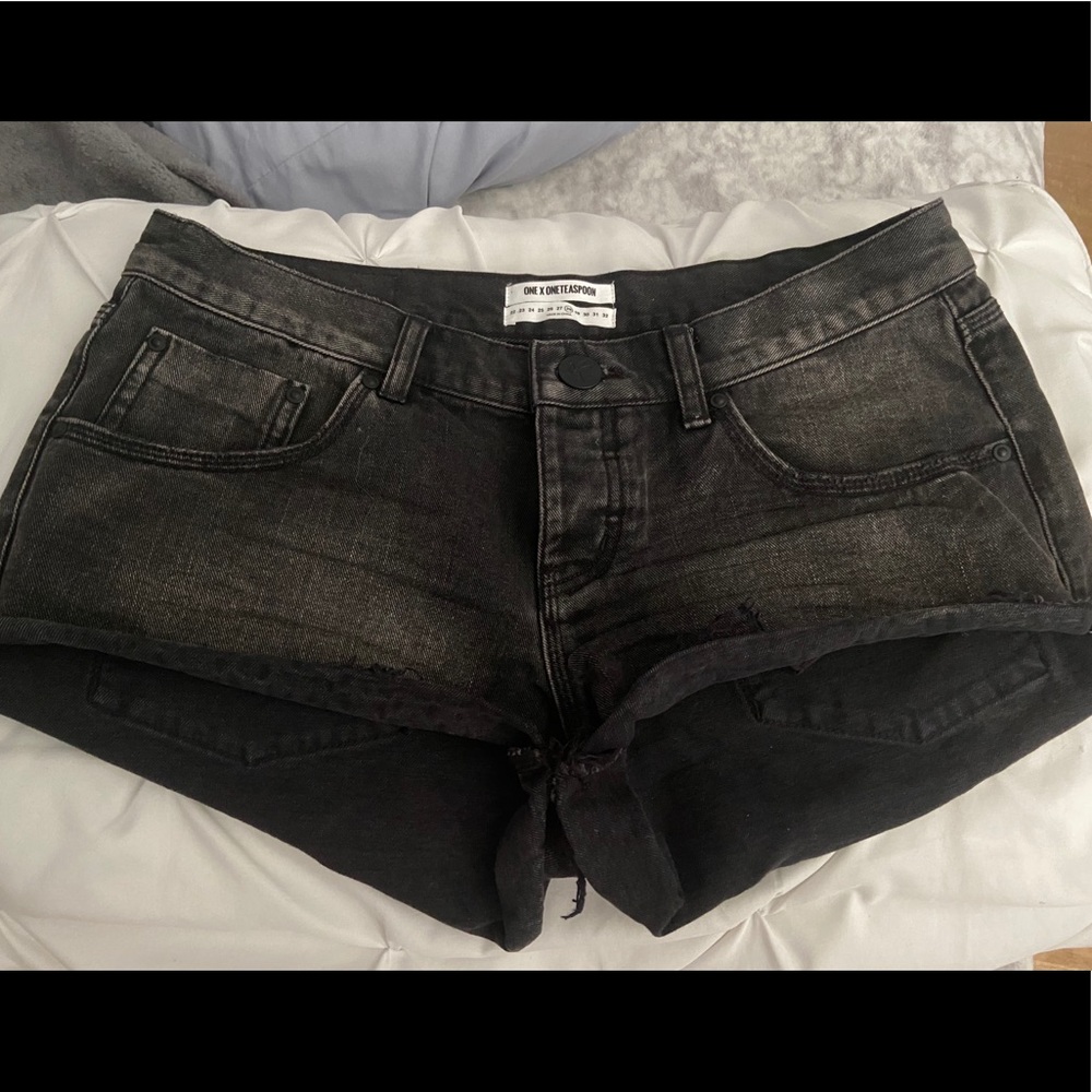 Low waist, medium rise, black bonitas